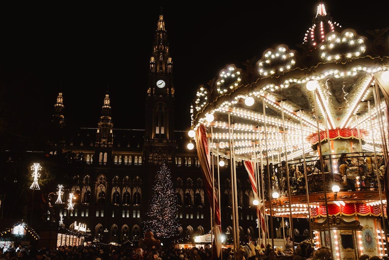 Carrousel illuminé devant la mairie.
