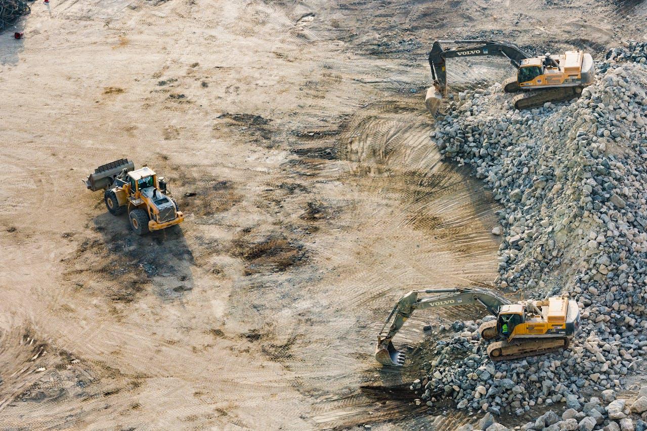 Bauarbeiten mit Baumaschinen.