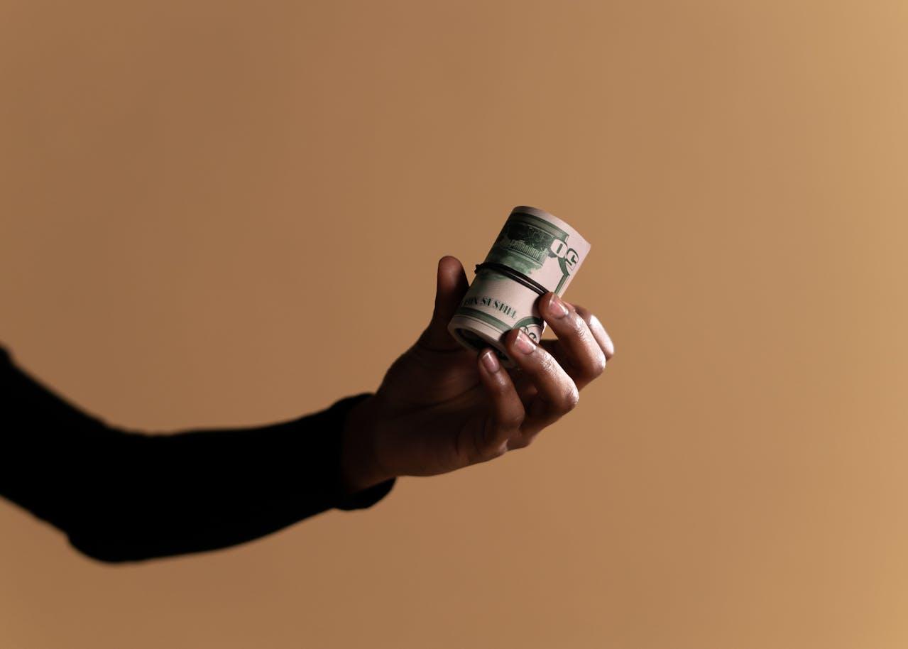 La mano tiene banconote