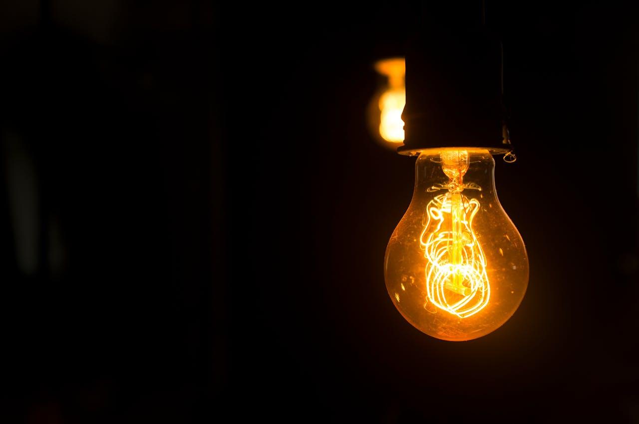 Ein Moment der Inspiration, die Glühbirne als Symbol für Ideen, Innovation und kreative Energie.
