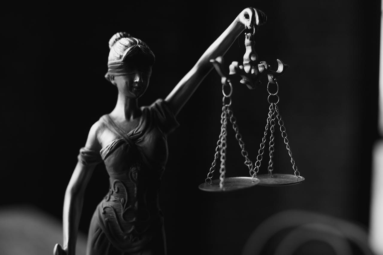 Justitia mit Waage.