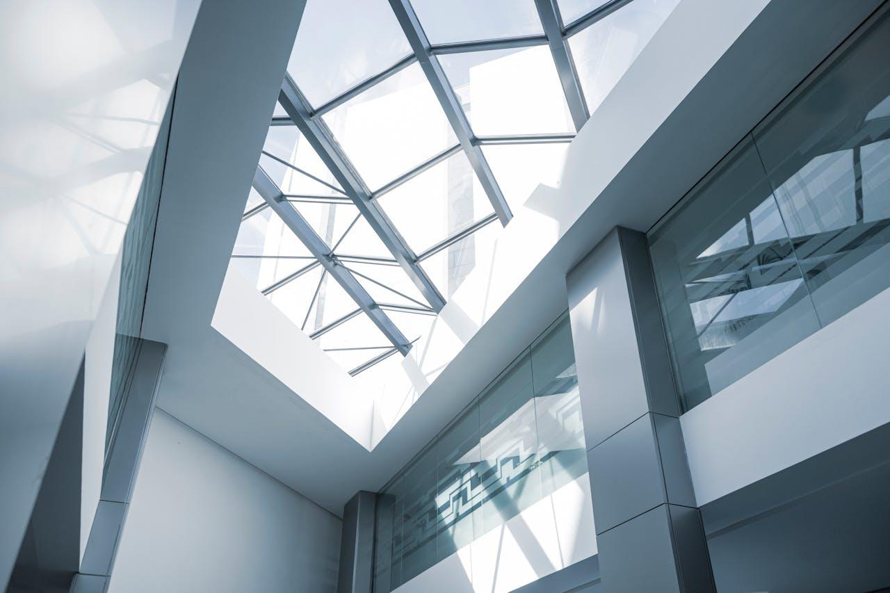 Klare Linien, viel Licht, moderne Architektur als Ausdruck von Transparenz, Effizienz und Zukunftsdenken.
