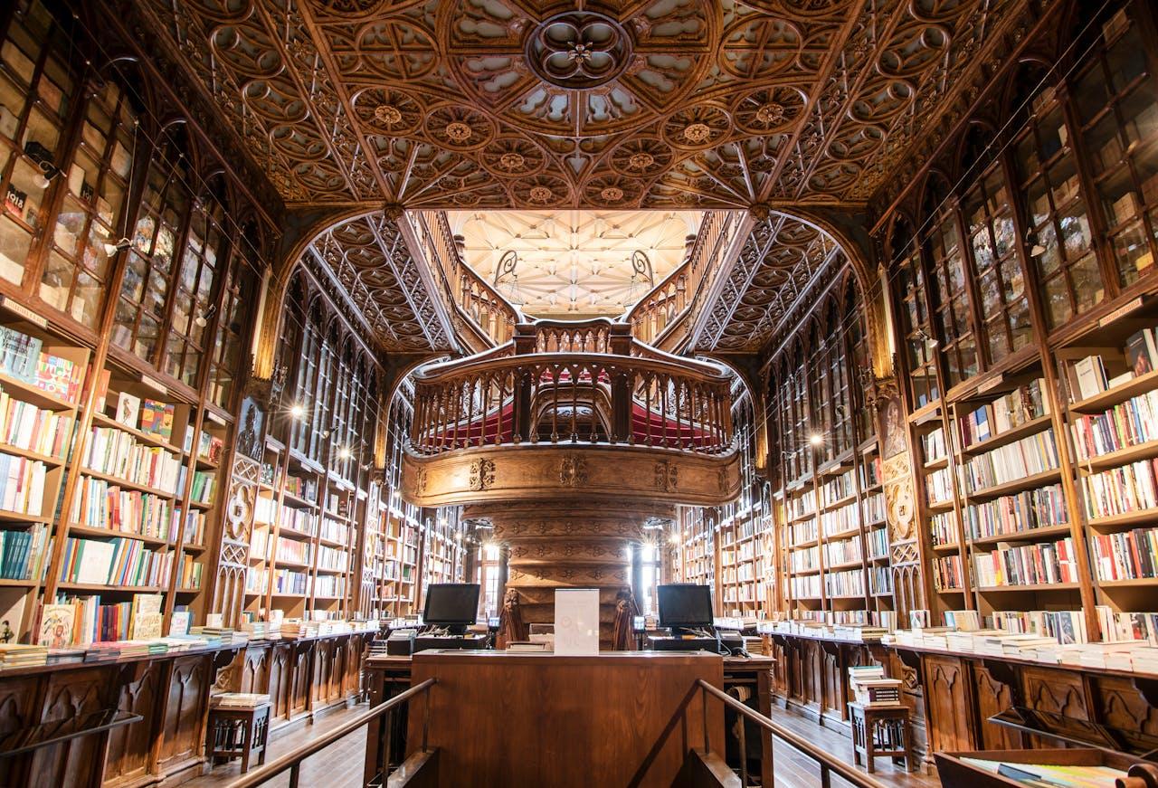 Historische Bibliothek mit Holzregalen.