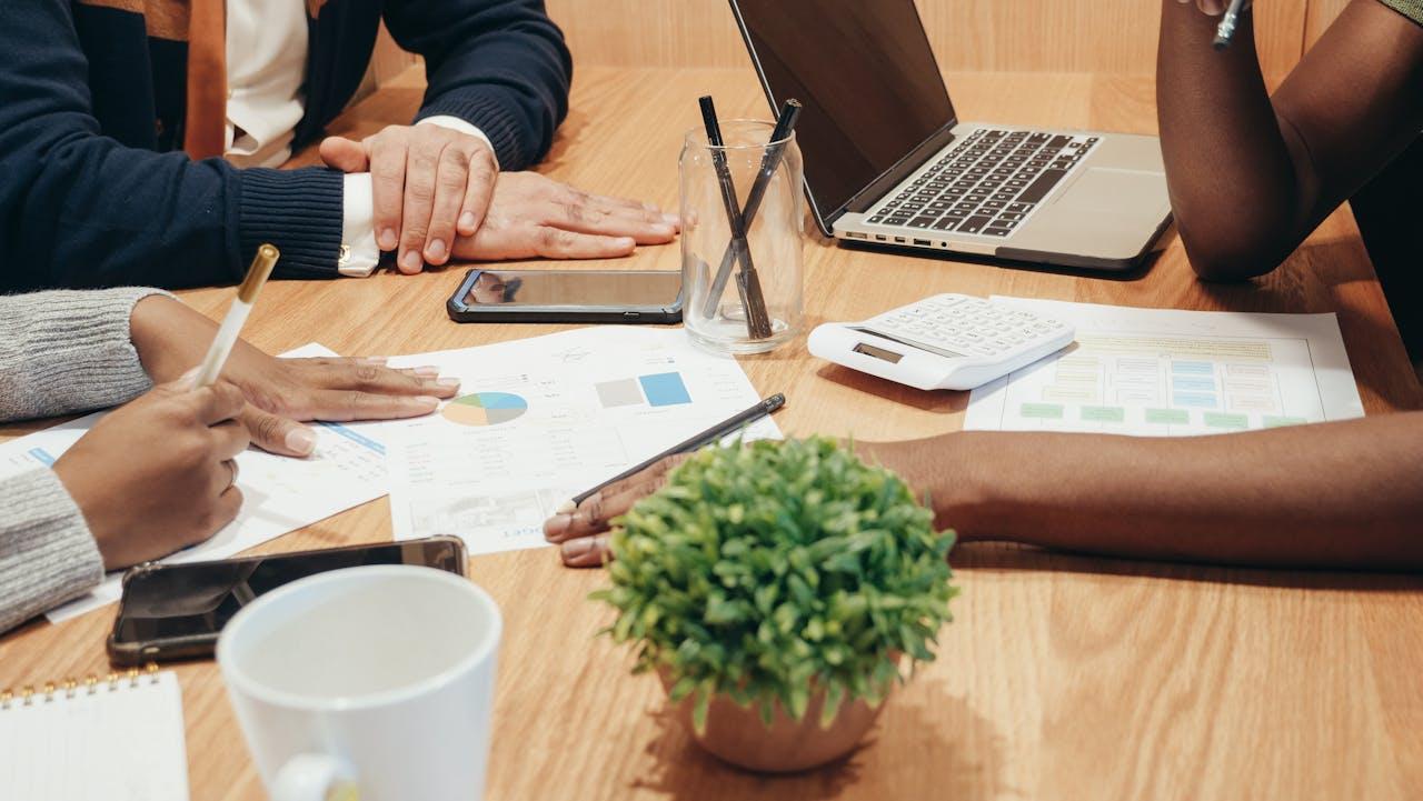 Discussione a un tavolo con documenti.