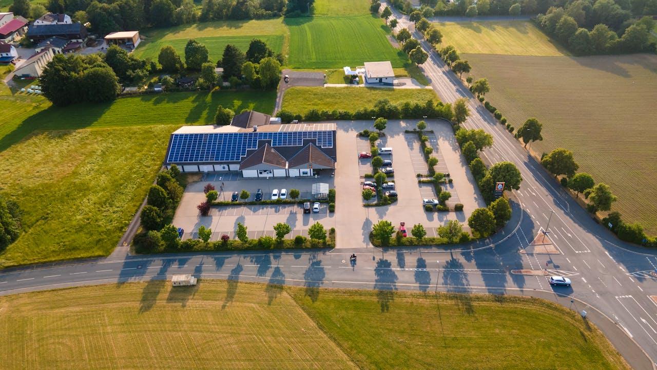 Luftaufnahme von Parkplatz und Feld.