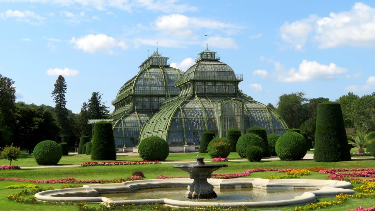 Serre dans un vaste jardin.