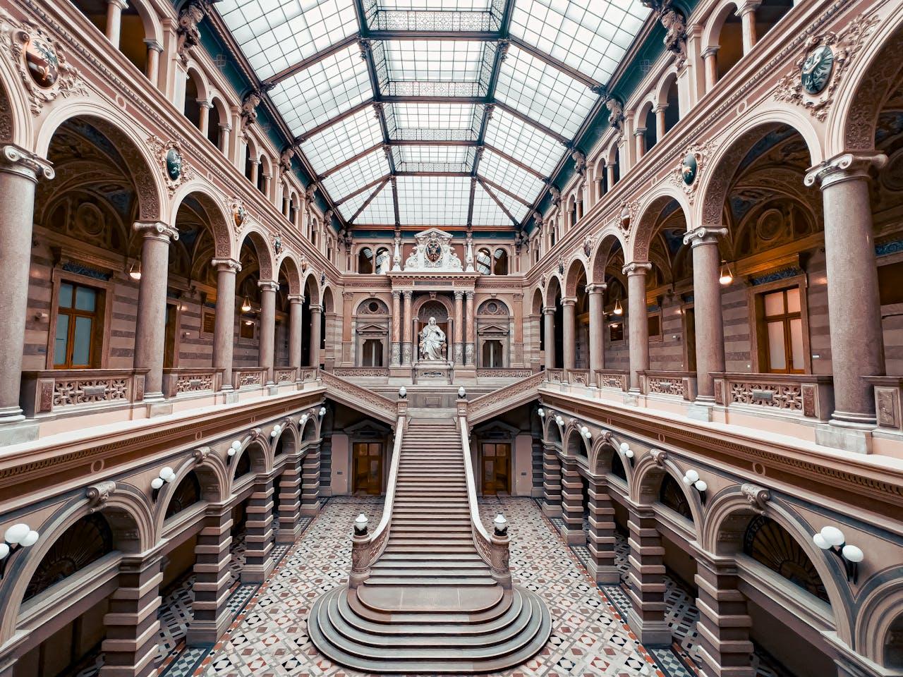 Bâtiment historique avec escaliers.