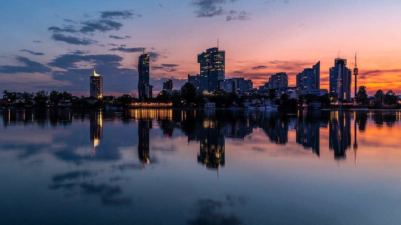 Vista sulla città con riflesso dell'acqua.