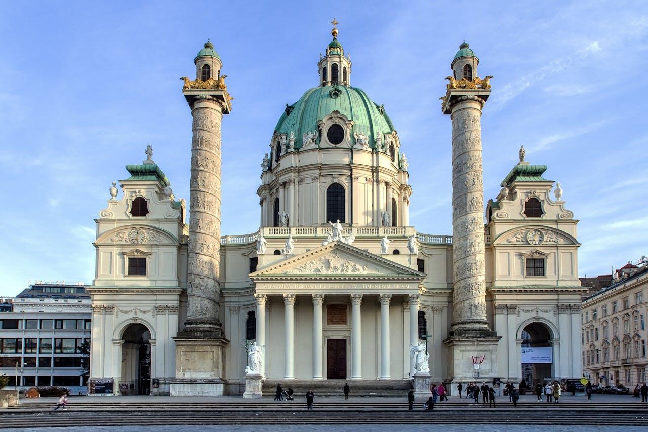 Église Saint-Charles aux colonnes impressionnantes.