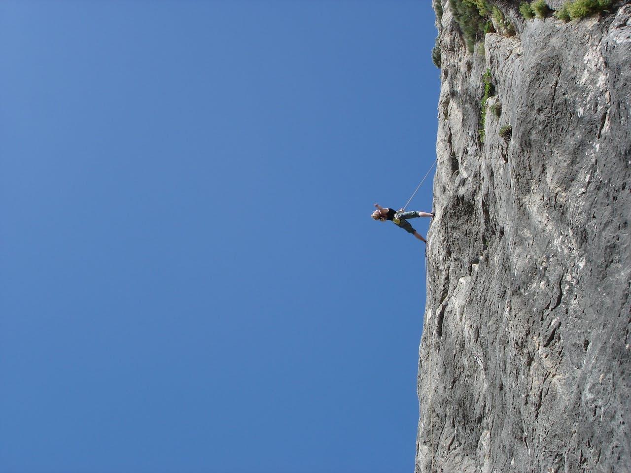 Arrampicatori su ripide pareti rocciose.