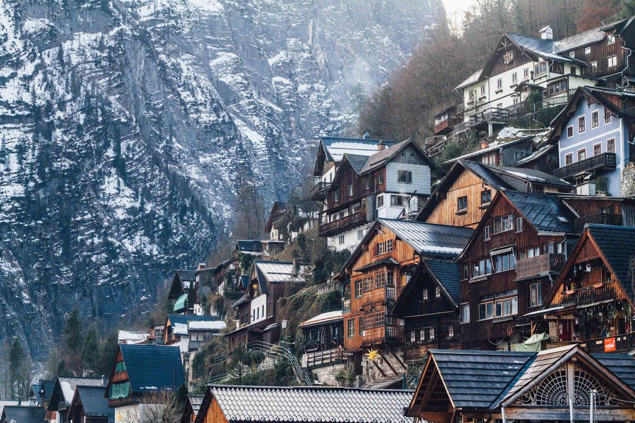 Villaggio di montagna con case tradizionali.