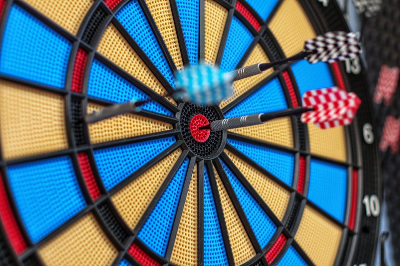 Darts auf Zielscheibe stecken.