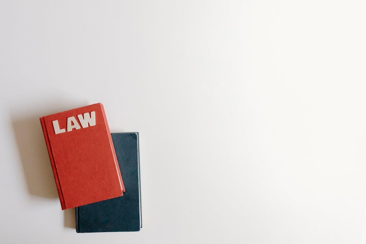 Rote und schwarze Gesetzesbücher.