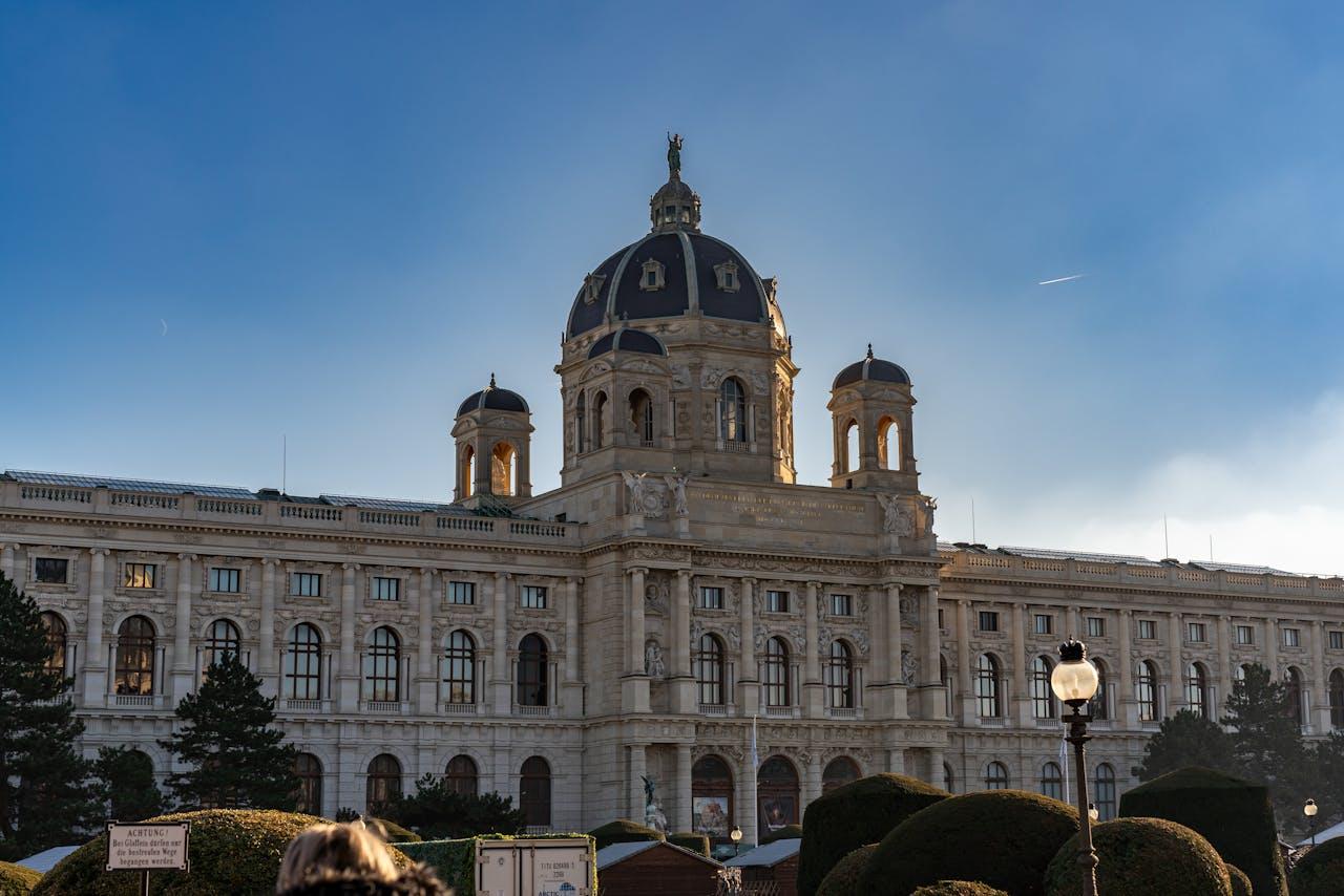 Historisches Gebäude mit Kuppeln.
